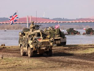 Soldiers and equipment from the Very High Readiness Joint Task Force (Land) (VJTF(L)) have been showcased to the Worlds press at the Exercise Polish Dragon NATO Media facility on Monday, 4 March. Troops from the spearhead battlegroup and other elements across the Brigade put on a united front alongside NATO partners, with equipment including a Royal Engineers M3 amphibious rig, a SV-R recovery vehicle, an L118 light gun and a Jackal high mobility truck on display. This display comes ahead of the wet gap crossing of the Vistula River, when the German British Pioneer Bridging Battalion 130 will facilitate thousands of Polish British, US, German, Turkish, French, Spanish and Lithuanian troops and their respective equipment to cross the river, a task only made more complicated by recent heavy rain. The day also saw the declaration of full operational capability of this joint Bridging Battalion, which is based in Minden, Germany. Comprising two German amphibious companies, alongside 23 Amphibious Engineer squadron and various support companies, the Battalion now counts circa 1200 soldiers. Since its formation in 2021, the Battalion has undergone a development pathway to ensure that they can deliver the joint capability to NATO.